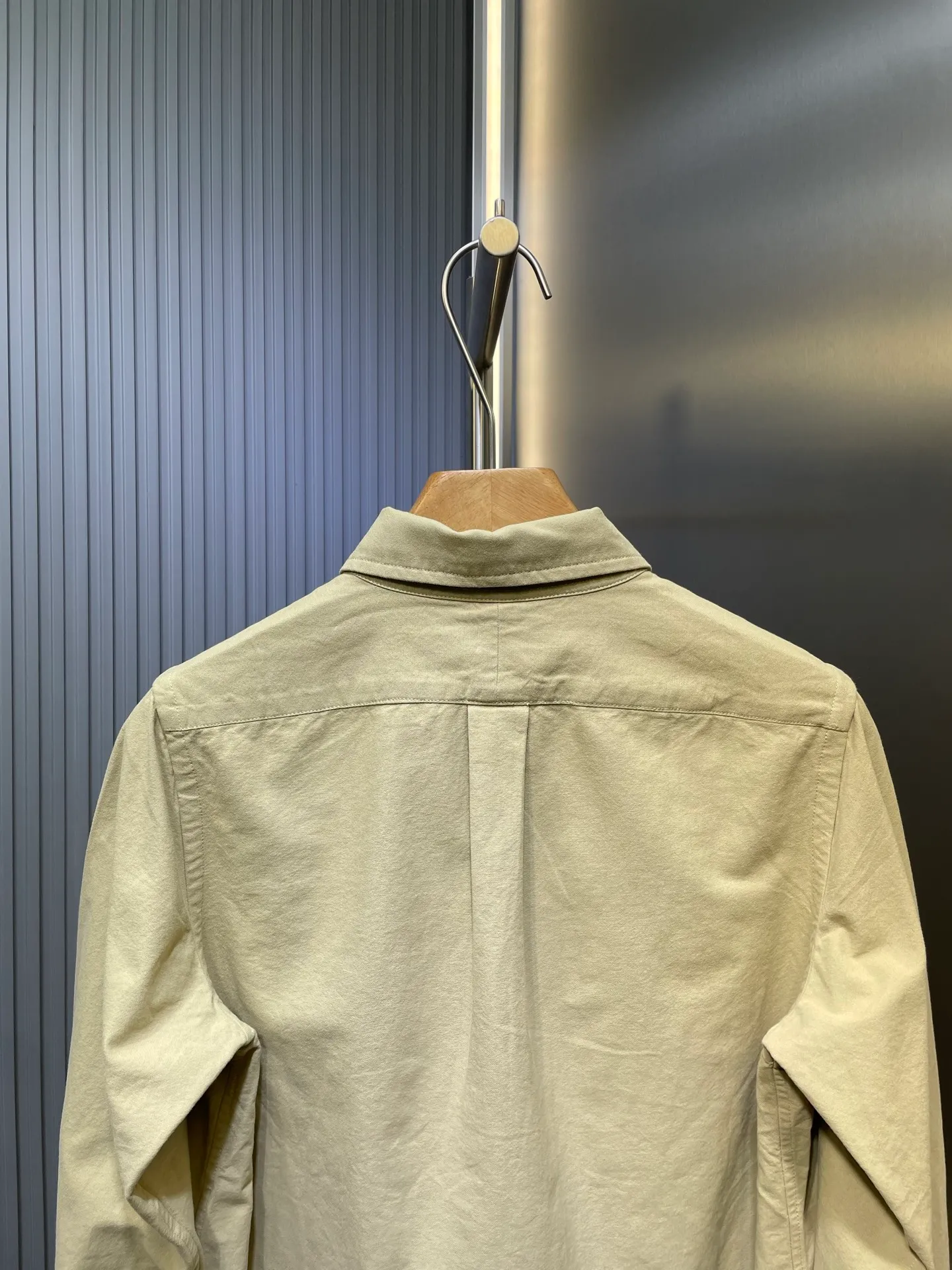 P370 Ralph Lauren 🌟 War Horse solid color shirt, macaron color, white upper body, loose fit, contrasting embroidery design on the cuffs and chest, button closure, can be paired with a skirt of the same color Size: xs-xl